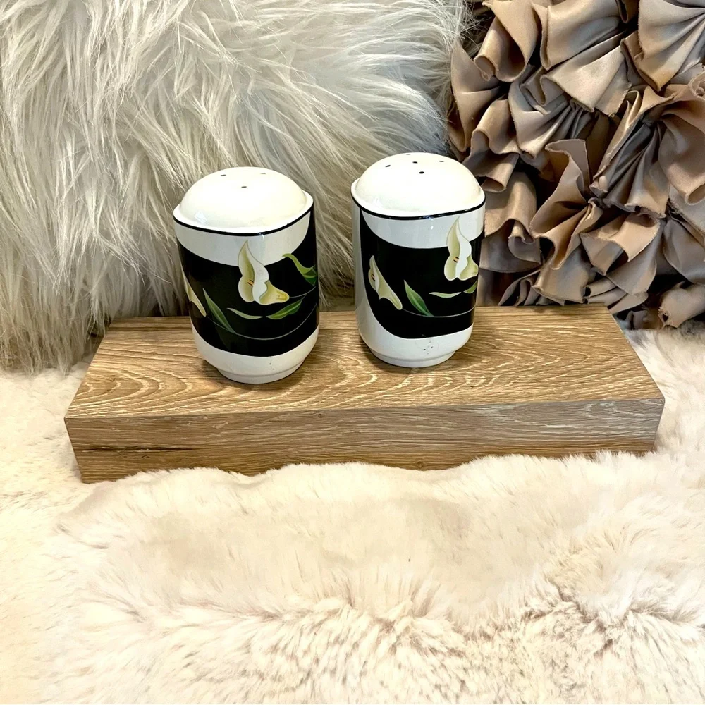 Calla Lilly Black White Green Floral Retro Salt And Pepper Shakers